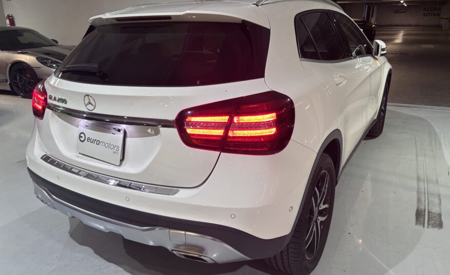 MERCEDES BENZ GLA 200 2020