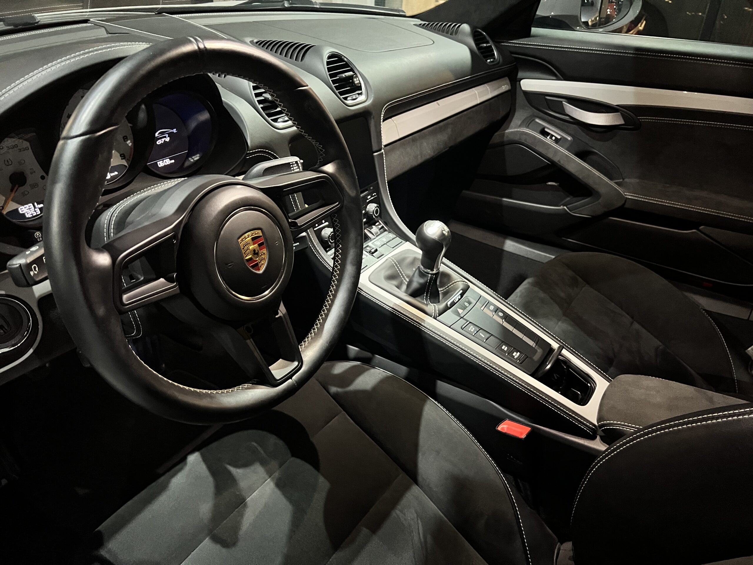 PORSCHE GT4 2021
