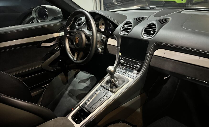 PORSCHE GT4 2021