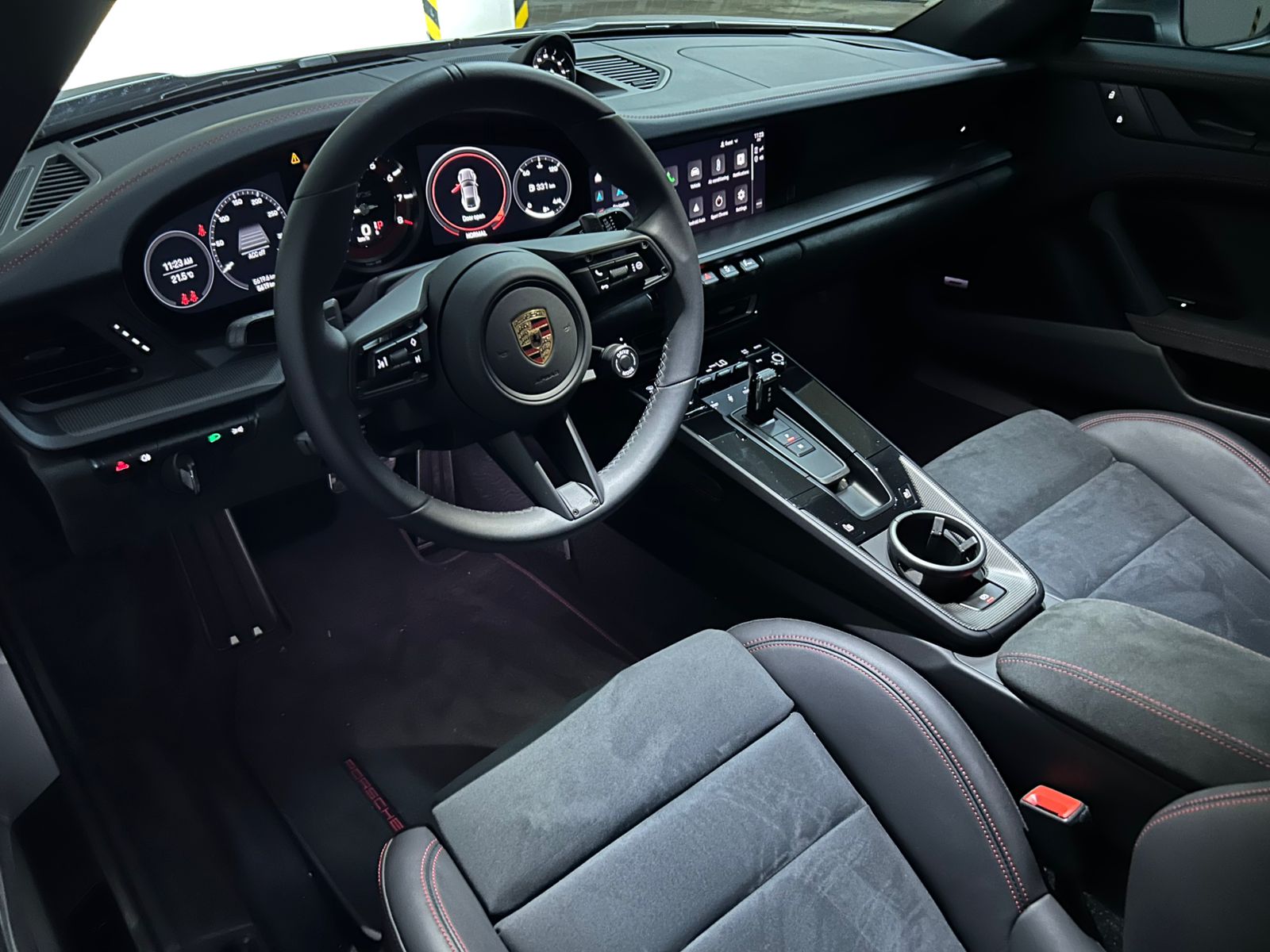 Porsche 911 Carrera 4 GTS 2024