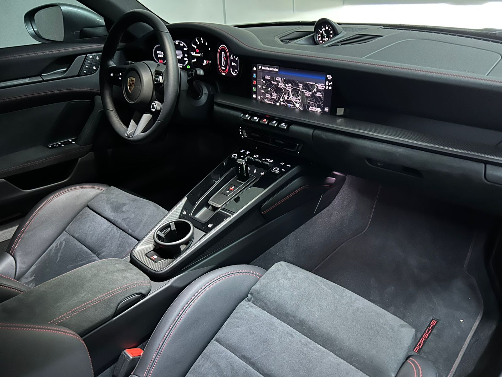 Porsche 911 Carrera 4 GTS 2024