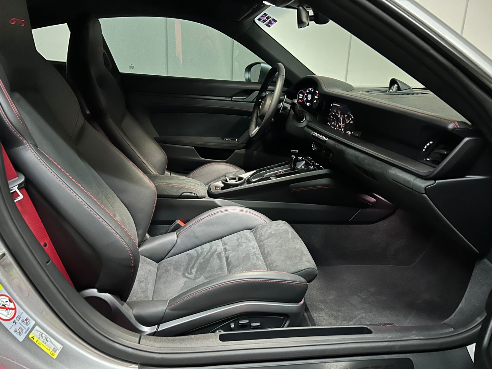 Porsche 911 Carrera 4 GTS 2024