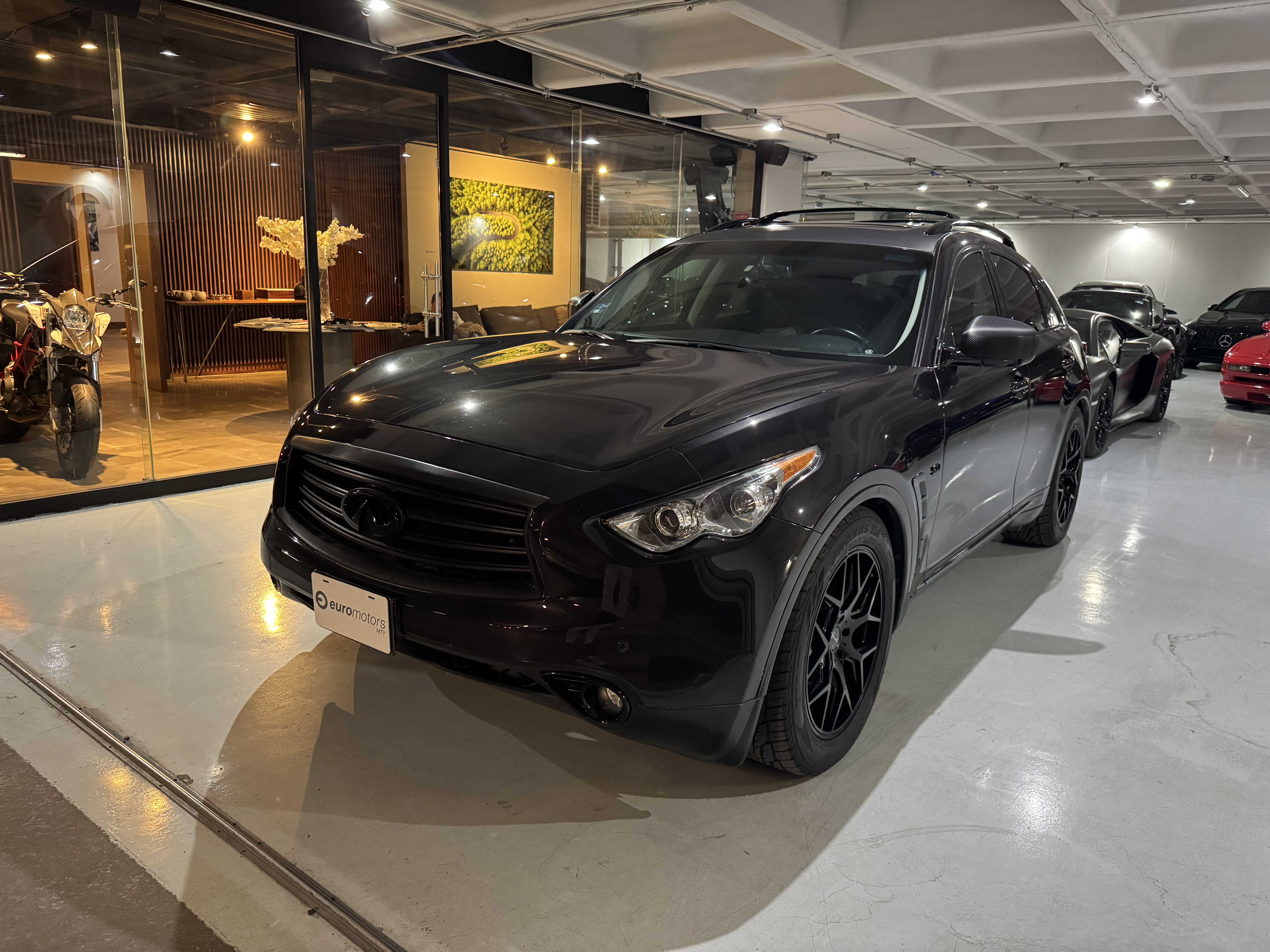Infiniti QX70s  2012